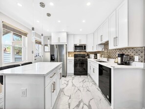 Kjøleskap, mikrobølgeovn, ovn og kokeplater