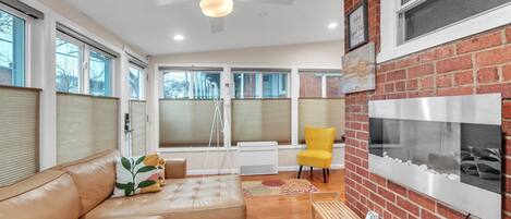 Een televisie, een open haard en een kantoor