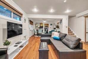 TV, fireplace, offices - ✶ GORGEOUS HOME TUCKED AWAY IN GREENER PART OF TOWN ✶ TRANSIT-FRIENDLY ! (Washington)