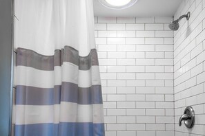 Douche, séchoir à cheveux, serviettes fournies, shampooing