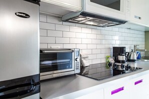 Réfrigérateur, micro-ondes, plaque de cuisson, cafetière/bouilloire