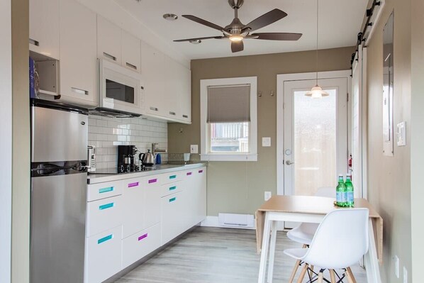 Kühlschrank, Mikrowelle, Herdplatte, Wasserkocher mit Kaffee-/Teezubehör