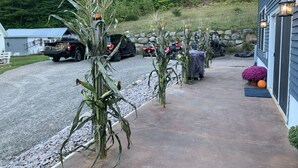 Een grindpad dat leidt naar een huis met een stenen muur en een garage.