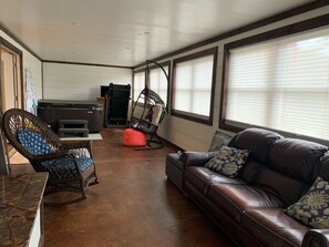 Smart TV, fireplace, table tennis, books - Clean and cozy total eclipse retreat, perfect for enjoying the Adirondacks! (Chateaugay)