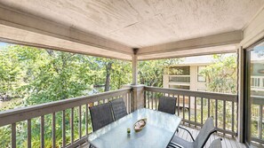 Outdoor dining - This villa is close to everything that Palmetto Dunes has to offer! (Hilton Head)