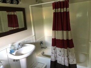 Duschwanne, Handtücher, Seife, Toilettenpapier