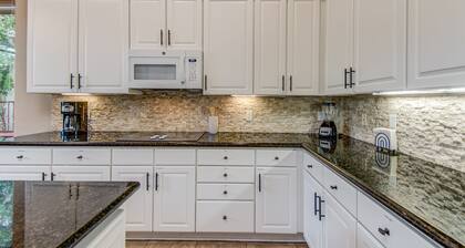 Location, Serene Backyard, Hot Tub, Walk to Restaurants!