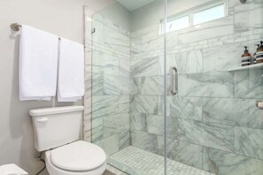 Bathtub, hair dryer, towels - Cactus Glen Retreat|Heated Pool|Cabana Bar|GameRoom (Scottsdale)