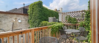 Downtown Hideaway - Entire Building |Fun, Convienent & Comfortable |Sleeps 14 |1000+ 5 Star Reviews