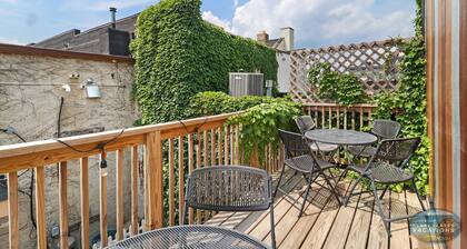 Downtown Hideaway - Entire Building |Fun, Convienent & Comfortable |Sleeps 14 |1000+ 5 Star Reviews