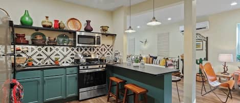 Kühlschrank, Mikrowelle, Ofen, Herdplatte