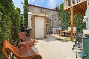 Outdoor dining - Downtown Lake Geneva Hideaway Balcony Walk to Beach Live Music Sleeps 8 (Lake Geneva)