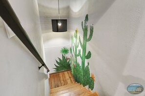 Interior - Downtown Lake Geneva Hideaway Balcony Walk to Beach Live Music Sleeps 8 (Lake Geneva)
