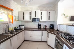 ثلاجة، ميكروويف، فرن، موقد طهي مسطح