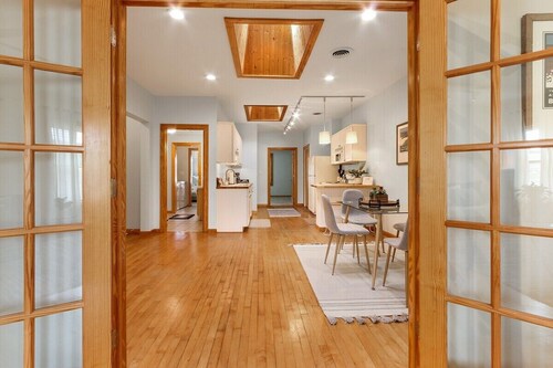 Suite 725 on Main |Recently Face-Lifted |Walkable Dwntwn Condo |Parking |Dining |Nightlife |Shopping