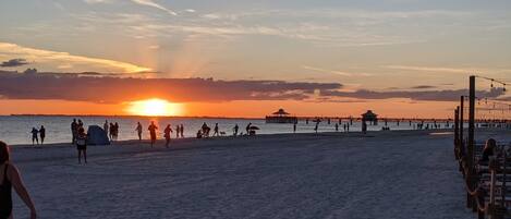 Plage à proximité, chaises longues, serviettes de plage