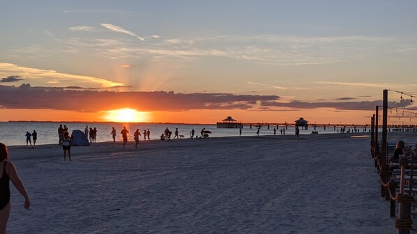 ビーチの近く、サンラウンジャー、ビーチタオル