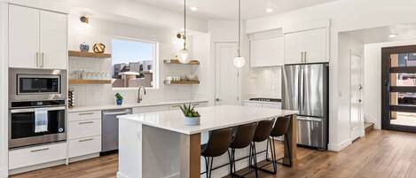 Kühlschrank, Mikrowelle, Ofen, Herdplatte