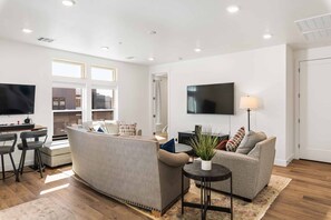 TV, table tennis - Coral Canyon Entourage, PRIVATE POOL, ping pong, and more! (Washtington)