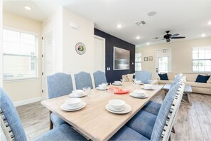 Dining - Amazing Margaritaville Holiday Home - Indoor/Outdoor Entertaining Space (Kissimmee)