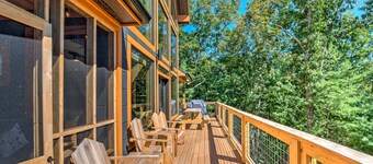 Panoramic Mountain Views!-Fenced Yard-Hot Tub-10 Minutes to Downtown Asheville