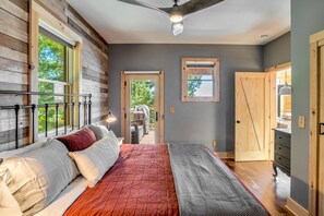3 bedrooms, desk, iron/ironing board, free WiFi - Panoramic Mountain Views!-Fenced Yard-Hot Tub-10 Minutes to Downtown Asheville (Asheville)