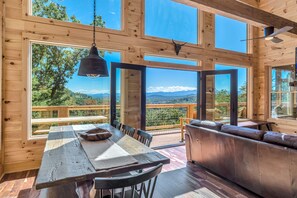 Outdoor dining - Panoramic Mountain Views!-Fenced Yard-Hot Tub-10 Minutes to Downtown Asheville (Asheville)