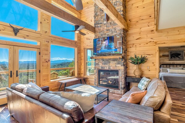 Smart TV, fireplace, video games, books - Panoramic Mountain Views!-Fenced Yard-Hot Tub-10 Minutes to Downtown Asheville (Asheville)