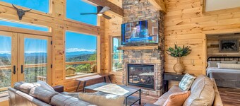 Panoramic Mountain Views!-Fenced Yard-Hot Tub-10 Minutes to Downtown Asheville