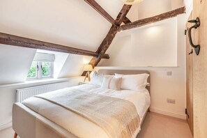 3 bedrooms, travel crib, WiFi, bed sheets