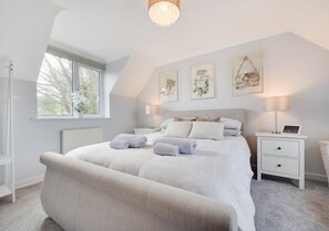 4 bedrooms, iron/ironing board, free WiFi, bed sheets