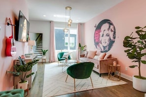 TV, Hulu, streaming services, stereo