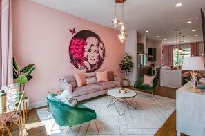 TV, Hulu, streaming services, stereo
