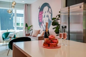 TV, Hulu, streaming services, stereo