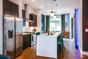 Geladeira, micro-ondas, fogão, cooktop