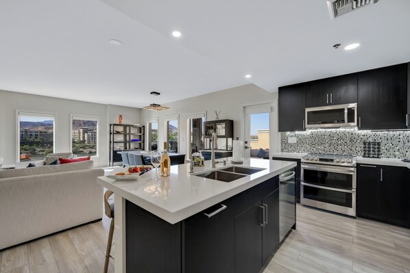 ثلاجة، ميكروويف، موقد طهي مسطح، غسالة أطباق