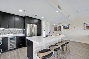 Réfrigérateur, micro-ondes, plaque de cuisson, lave-vaisselle