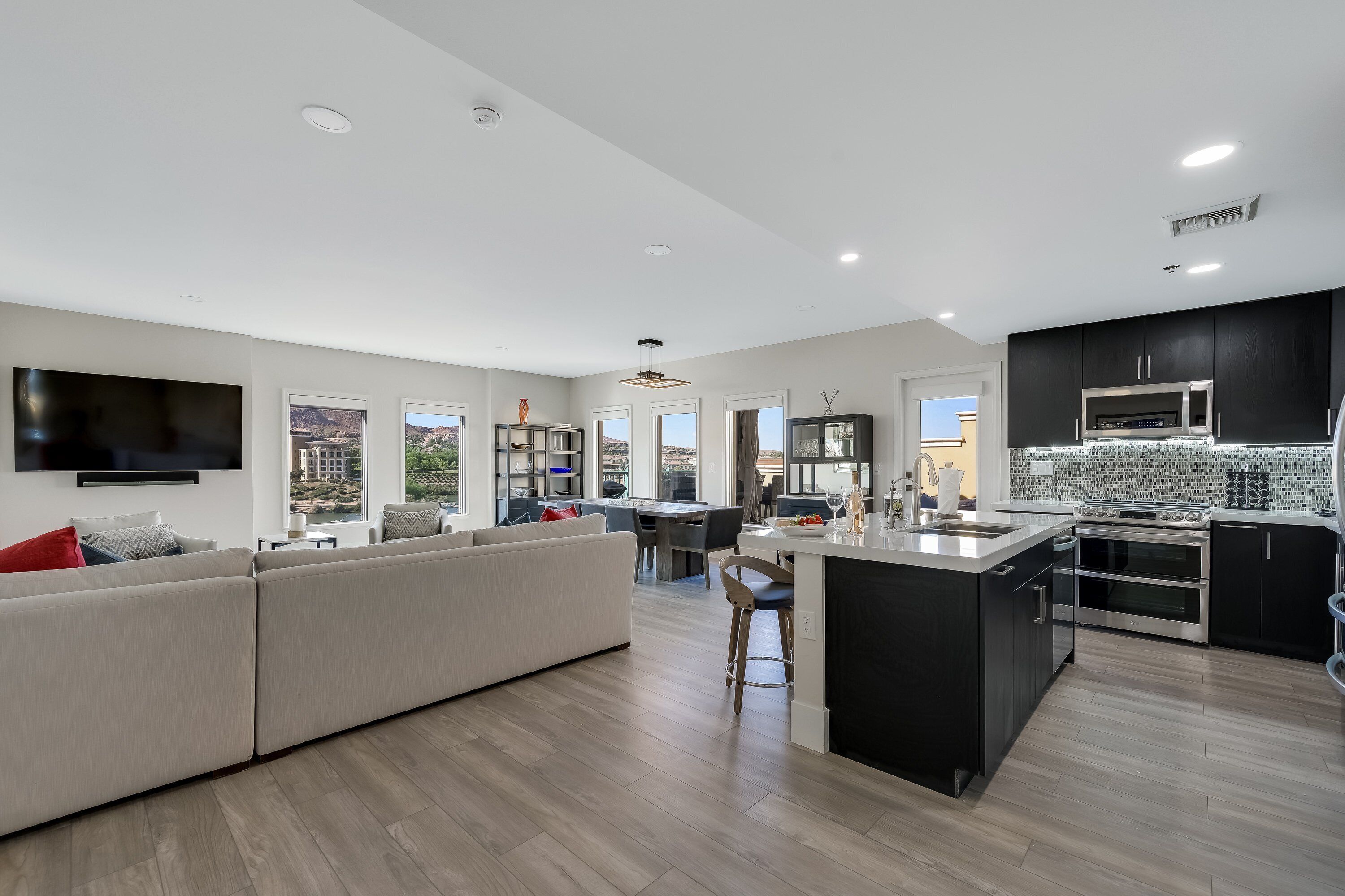 Een koelkast, een magnetron, een kookplaat, een vaatwasser