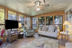 TV, fireplace - Kathryn`s Corner Cottage - Gorgeous Views (Alpine)