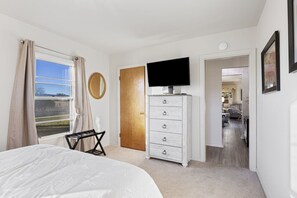 2 bedrooms, desk, travel cot, WiFi