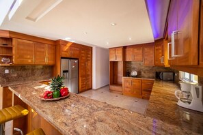 Refrigerador, utensilios de cocina y comedor 