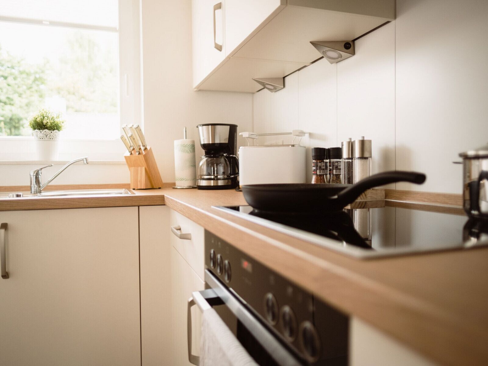 Een koelkast, een magnetron, een oven, een kookplaat