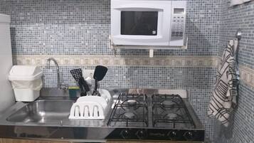 Geladeira, micro-ondas, fogão, chaleira elétrica