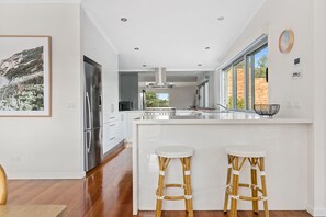 ثلاجة، ميكروويف، محمصة خبز، مستلزمات طهي/أطباق/أوعية