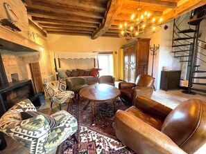 TV, fireplace, DVD player, books