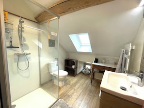 Dusche, Haartrockner, Handtücher, Toilettenpapier