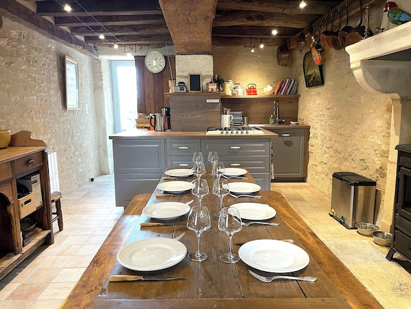 Réfrigérateur, un four, surface de cuisson, lave-vaisselle