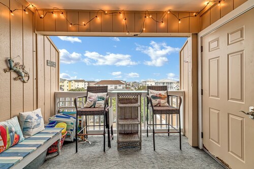 Coastal Cozy Condo: Pet Friendly! Steps to Beach, Perfect for Relaxing Getaways!