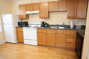 Apartment (2 Bedrooms) | Private kitchen | Full-sized fridge, microwave, oven, stovetop - Cozy Getaway With Bowling Alley in St Louis (St. Louis)