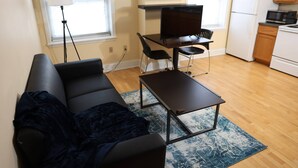 Apartment (2 Bedrooms) | Wohnzimmer